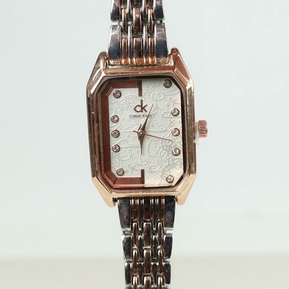 ساعة يد نسائية بتصميم كلاسيكي مع حزام فولاذي CALVIN KLEIN Montre Pour Femmes Avec Un Design Classique CK-BRONZE [CLONE]