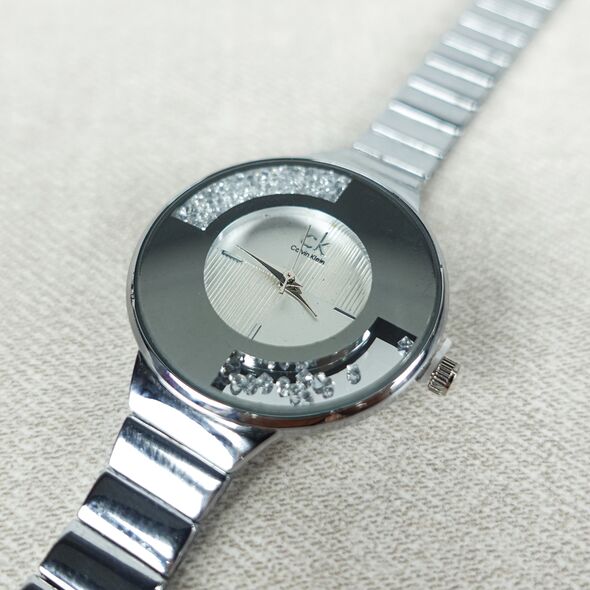  ساعة يد نسائية بتصميم كلاسيكي مع حزام فولاذي CALVIN KLEIN Montre Pour Femmes Avec Un Design Classique CK-RONDE [CLONE]